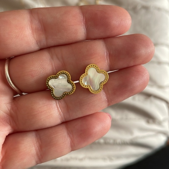 Set: Earrings, bracelet, and necklace! - Picture 2 of 4